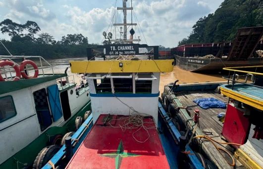 TB. CHANNEL's wheelhouse showing the vessel's name and GT